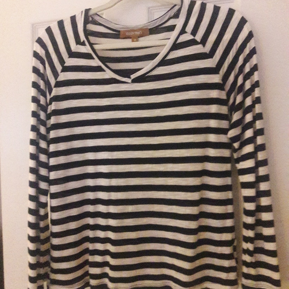 Black and white stripe top
